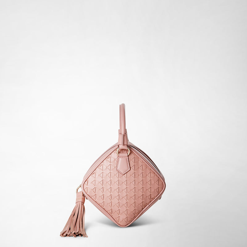 Vista frontale della PETRA HANDBAG IN MOSAICO in morbida pelle nappa rosa blush, motivo a intreccio mosaico, manico superiore e nappina laterale decorativa.
