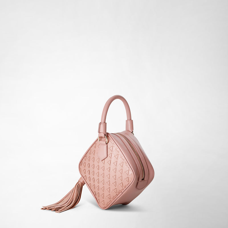 Vista laterale della PETRA HANDBAG IN MOSAICO, borsa geometrica in morbida nappa rosa Blush con motivo intrecciato e nappina decorativa.
