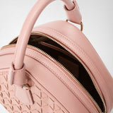 Dettaglio ravvicinato dall’alto della PETRA HANDBAG IN MOSAICO in nappa rosa Blush, con manico arrotondato e chiusura a zip dorata, evidenziando la lavorazione intrecciata.