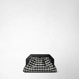 Vista frontale: SECRET CLUTCH BAG IN MOSAICO mostra una clutch bag in pelle nappa bianca e nera con motivo mosaico geometrico, cornice rigida nera e forma strutturata elegante.