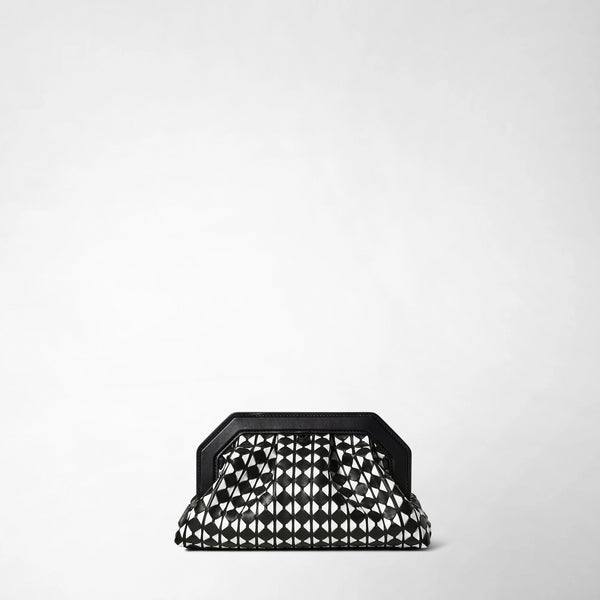 Vista frontale: SECRET CLUTCH BAG IN MOSAICO mostra una clutch bag in pelle nappa bianca e nera con motivo mosaico geometrico, cornice rigida nera e forma strutturata elegante.
