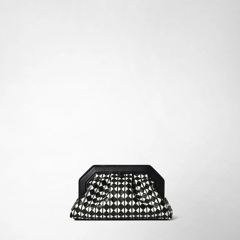 Vista frontale: SECRET CLUTCH BAG IN MOSAICO mostra una clutch bag in pelle nappa bianca e nera con motivo mosaico geometrico, cornice rigida nera e forma strutturata elegante.