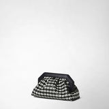 Vista frontale: SECRET CLUTCH BAG IN MOSAICO mostra una clutch in pelle nappa motivo mosaico nero e bianco, con cornice geometrica nera e forma soffice e strutturata.