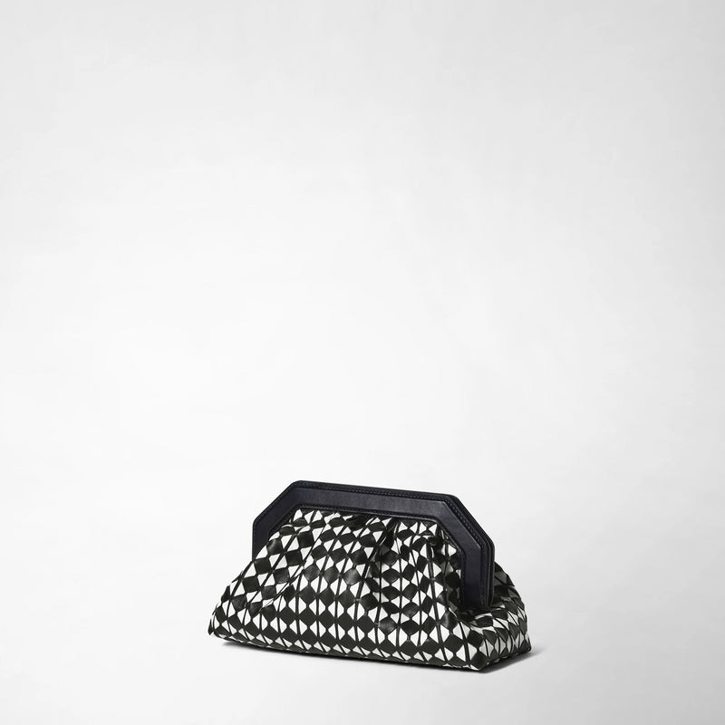Vista frontale: SECRET CLUTCH BAG IN MOSAICO mostra una clutch in pelle nappa motivo mosaico nero e bianco, con cornice geometrica nera e forma soffice e strutturata.