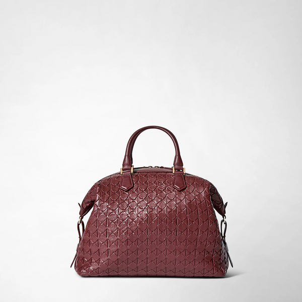 Vista frontale: ANI BAG IN MOSAICO mostra una borsa a mano in pelle intrecciata color rosso scuro, con due manici corti e dettagli laterali eleganti.