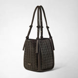 Vista dettagliata: BUCKET IN MOSAICO RIBBON si trova davanti a uno sfondo chiaro; la borsa marrone scuro presenta una marcata texture in pelle intrecciata e lunghi spallacci regolabili.