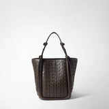BUCKET IN MOSAICO RIBBON è mostrata frontalmente come una borsa in pelle scura dalle forme morbide, con motivo intrecciato strutturato e due manici, isolata su sfondo chiaro.