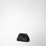 Vista frontale: MINI CLUTCH SECRET IN MOSAICO è appoggiata leggermente inclinata su una superficie chiara da studio; la piccola borsa in pelle nera presenta un motivo a mosaico intrecciato e una chiusura angolare.