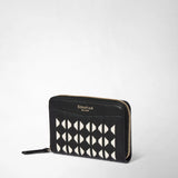 Detail view: MINI ZIP WALLET IN MOSAICO features a black-and-cream geometric leather pattern and a gold-tone wraparound zipper. “SERAPIAN MILANO” appears on the front.