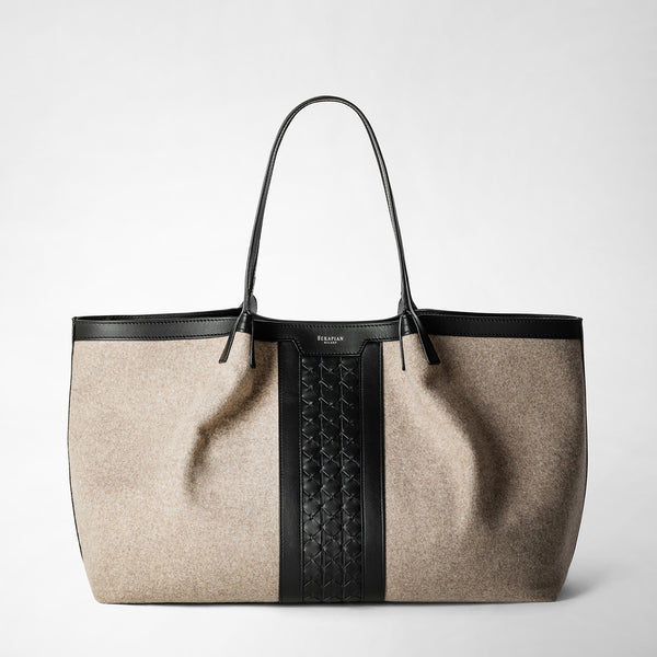Frontal view: SECRET TOTE BAG IN WOOL AND MOSAICO features a large beige wool tote with black leather handles, trim, and a central black Mosaico woven leather panel. &#39;SERAPIAN MILANO&#39; is embossed at the top center.