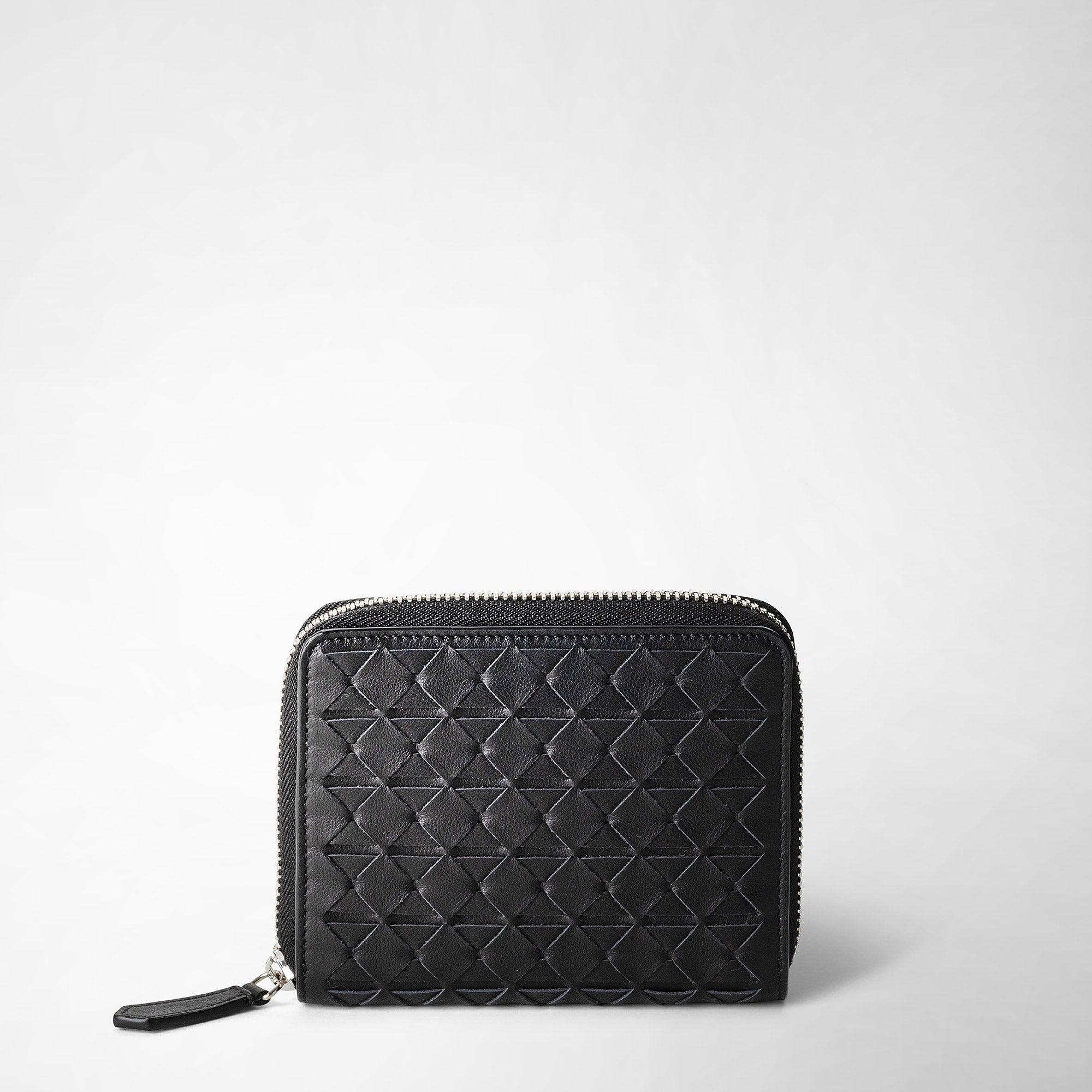 Front view of the MINI ZIP WALLET IN MOSAICO, a black zip-around wallet made of woven nappa leather with a mosaic pattern.