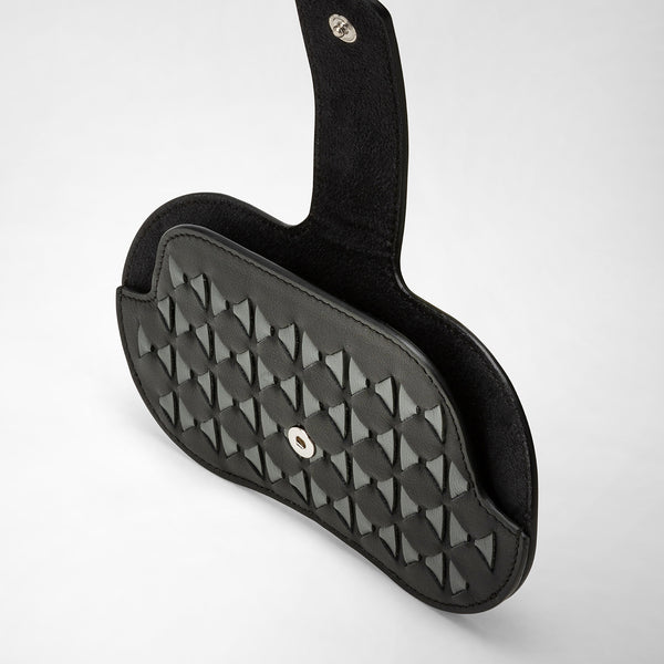 Front view of GLASSES HOLDER IN MOSAICO, open, displaying black and asphalt woven Mosaico leather with graphic pattern and silver snap button.