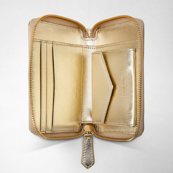 Front view of the MINI ZIP WALLET IN MOSAICO shows an open light gold leather wallet with multiple card slots, coin pocket, and zipper. Visible inscription: &#39;SERAPIAN&#39; and &#39;MADE IN ITALY&#39; on the leather.
